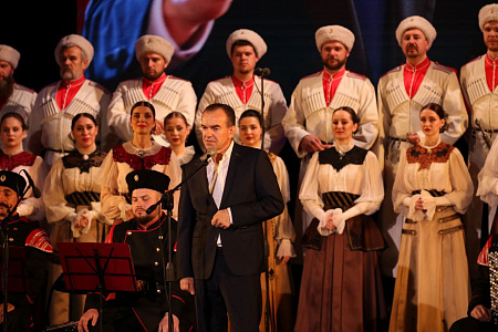 В Центральном концертном зале начался концерт Кубанского казачьего хора, приуроченный к 86-му дню рождения художественного руководителя коллектива Виктора Захарченко